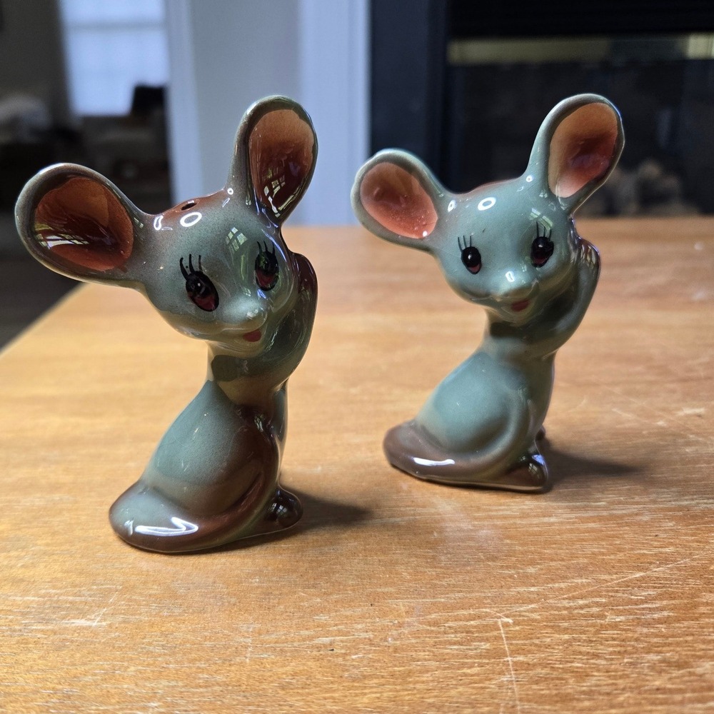 Adorable Vintage Mid-Century Ceramic Mouse Salt & Pepper Shaker Set - Good